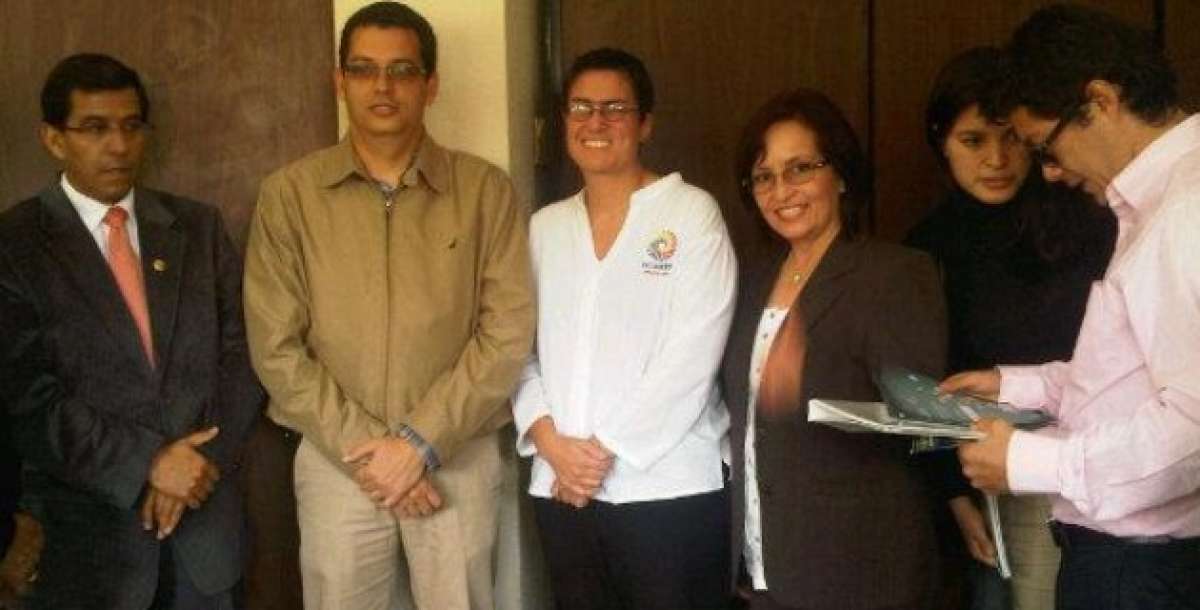 La nueva ministra  de Salud (caf&eacute;) reemplazar&aacute; a Carina Vance (blanco). Foto: Tomada de la cuenta de Facebook de Margarita Guevara.