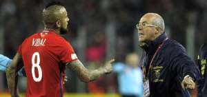 DT de Ecuador discutiendo con Arturo Vidal.