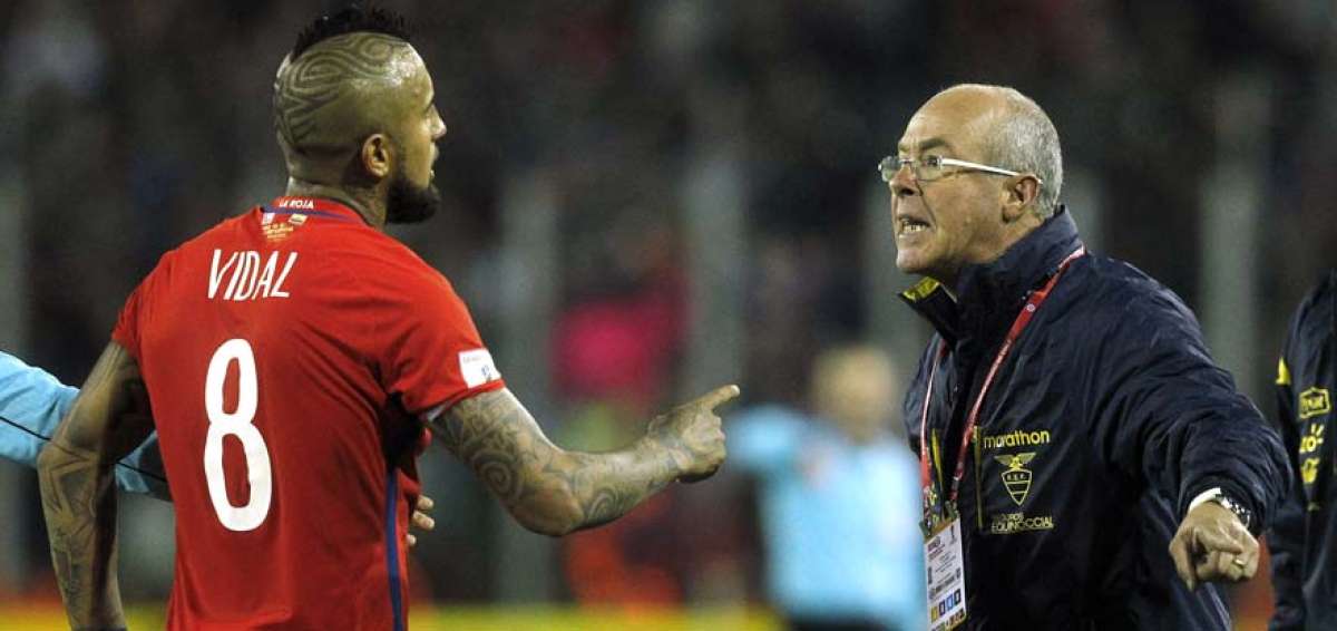 DT de Ecuador discutiendo con Arturo Vidal.