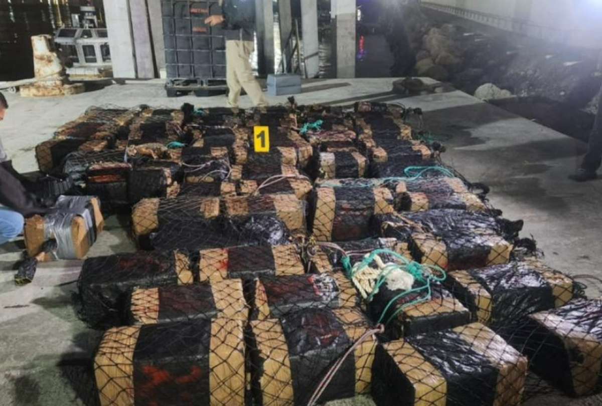 El cargamento de droga fue localizado en alta mar durante un operativo de control ejecutado por las autoridades.