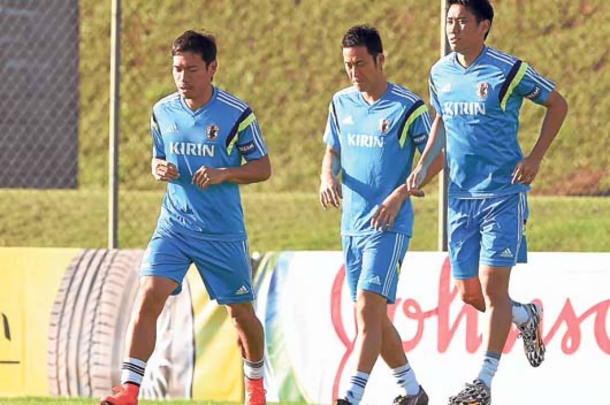Los defensores de Jap&oacute;n, Yuto Nagatomo (izq.) y Maya Yoshida se entrenan junto con el delantero Shinji Kagawa (der.) previo al encuentro contra Grecia. Foto: AFP.