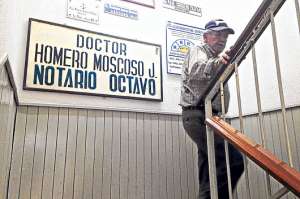 A&uacute;n las personas deben acceder a estos despachos por estrechas escaleras que no ofrecen ning&uacute;n tipo de  seguridades. FOTO: DIANA VERA