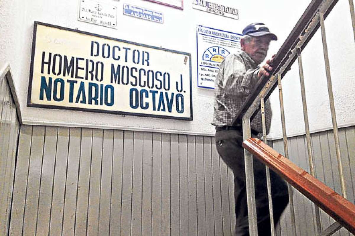 A&uacute;n las personas deben acceder a estos despachos por estrechas escaleras que no ofrecen ning&uacute;n tipo de  seguridades. FOTO: DIANA VERA