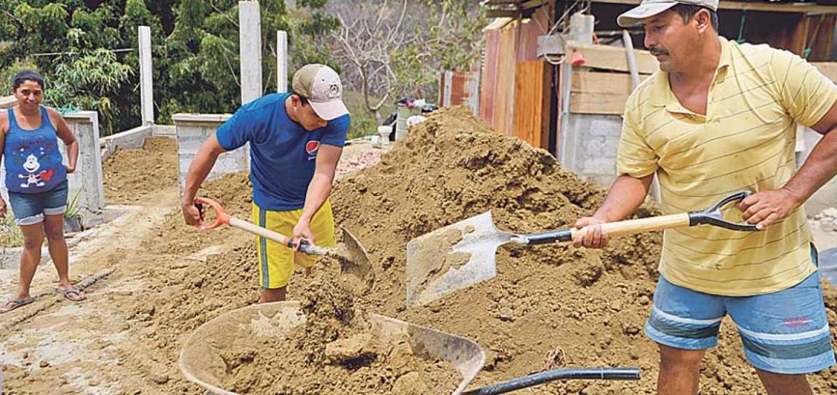 El pescador Eduardo Rivera (i) perdi&oacute; su casa con el terremoto, en el sector Bellavista. En su terreno, el Gobierno levanta una casa, que estar&aacute; pronto.