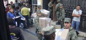 Miembros de las Fuerzas Armadas colaboran en la distribuci&oacute;n del material electoral.