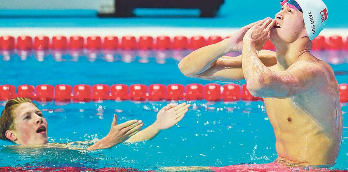 Sun Yang festeja la victoria en la prueba de los 800 metros libre en el Mundial de Kaz&aacute;n, Rusia. Foto: AFP