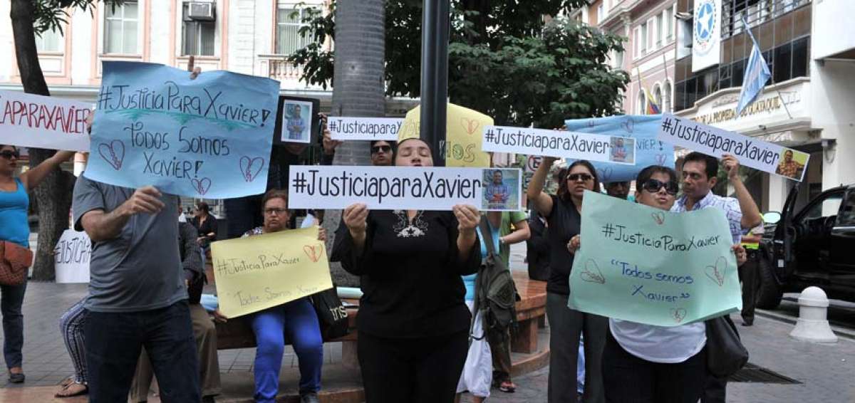 Familiares de Xavier Hidalgo pidieron justicia por su asesinato en los exteriores de la Fiscal&iacute;a, en junio.  