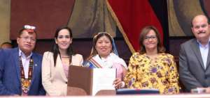 Aguavil (centro) recibi&oacute;, la Condecoraci&oacute;n Matilde Hidalgo de Procel.