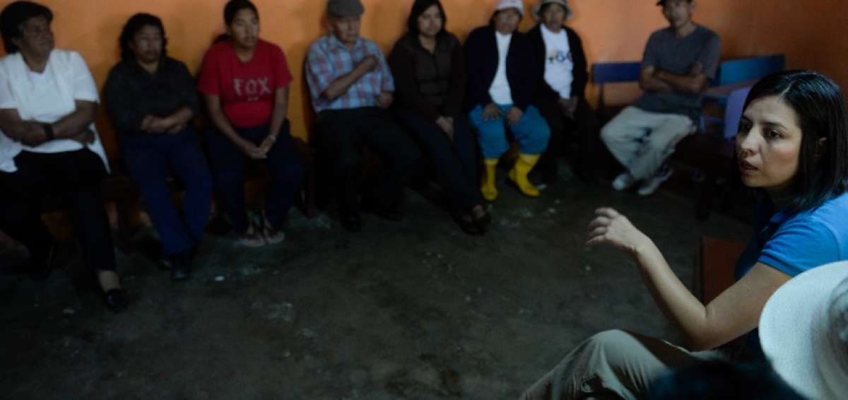 La funcionaria se reuni&oacute; con habitantes del barrio Bola&ntilde;os.