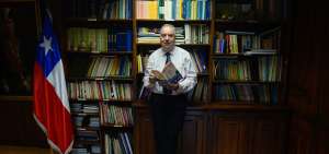 El escritor chileno Manuel Pe&ntilde;a, editor del texto, fue quien seleccion&oacute; los poemas de Gabriela Mistral para que sean traducidos al quichua.