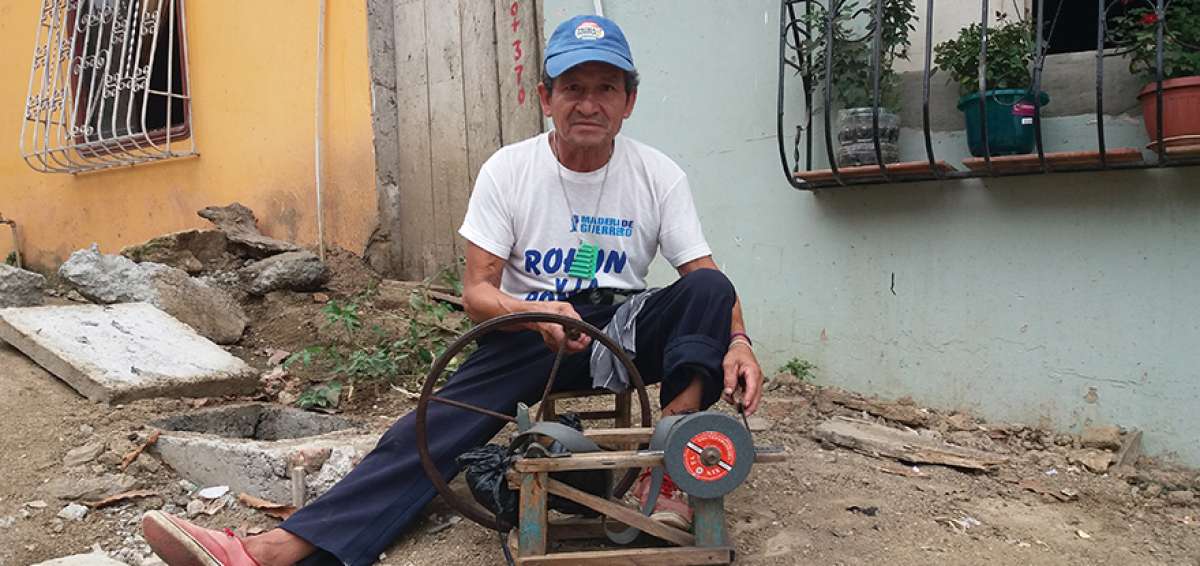Felipe Toala tiene 40 a&ntilde;os recorriendo las calles de los barrios perif&eacute;ricos. Sus principales clientes est&aacute;n en los mercados y tercenas.