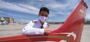 El piloto Bryan Miranda posa junto a la aeronave, previo al vuelo inaugural en el aeropuerto de Latacunga. 