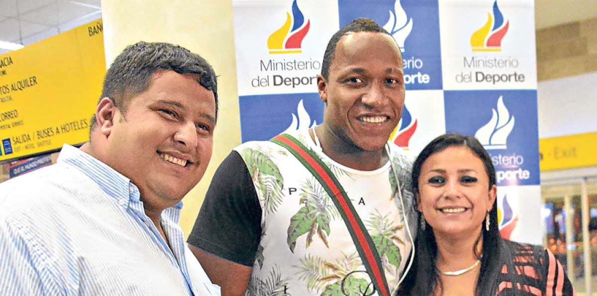 Julio Arteaga (i) y la viceministra del Deporte, J&eacute;ssica Andrade, posan junto al pesista David Arroyo. Foto: cortes&iacute;a