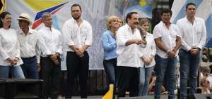 El exalcalde de Guayaquil, Jaime Nebot, lider&oacute; un plant&oacute;n por la paz en la avenida 9 de Octubre y Malec&oacute;n.