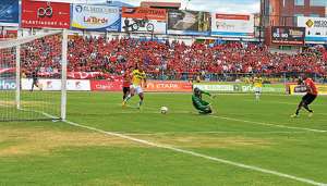Luis Bola&ntilde;os (der.) en el momento en que marca el segundo tanto de su cuenta personal y el tercero del Deportivo Cuenca, en la goleada de ayer ante Barcelona. Fernando Machado / El Tel&eacute;grafo
