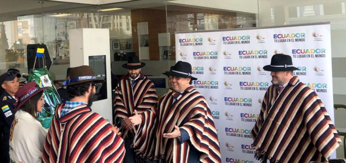 Funcionarios del Municipio de Latacunga y los personajes de la Mama Negra 2018 invitaron al Ministro de Turismo para que asista a la fiesta.
