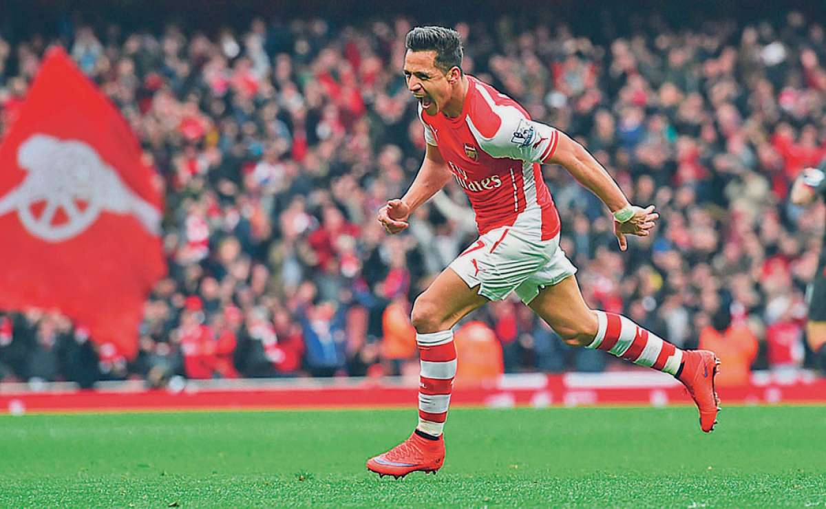 El delantero chileno Alexis S&aacute;nchez durante el festejo del tercer gol del partido.Seg&uacute;n la prensa inglesa, fue el mejor de los 4 goles que marc&oacute; el Arsenal. Foto: AFP