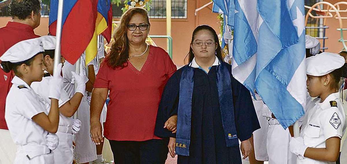 Los estudiantes de Fasinarm, de inicial y b&aacute;sica, estuvieron acompa&ntilde;ados por sus familiares en la ceremonia de graduaci&oacute;n.
