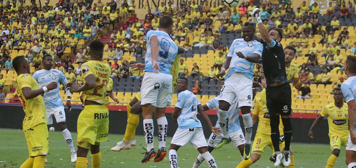 El golero uruguayo de Guayaquil City, Dami&aacute;n Frascarelli, rechaza el bal&oacute;n durante el partido de ida disputado contra Barcelona en el estadio Monumental.