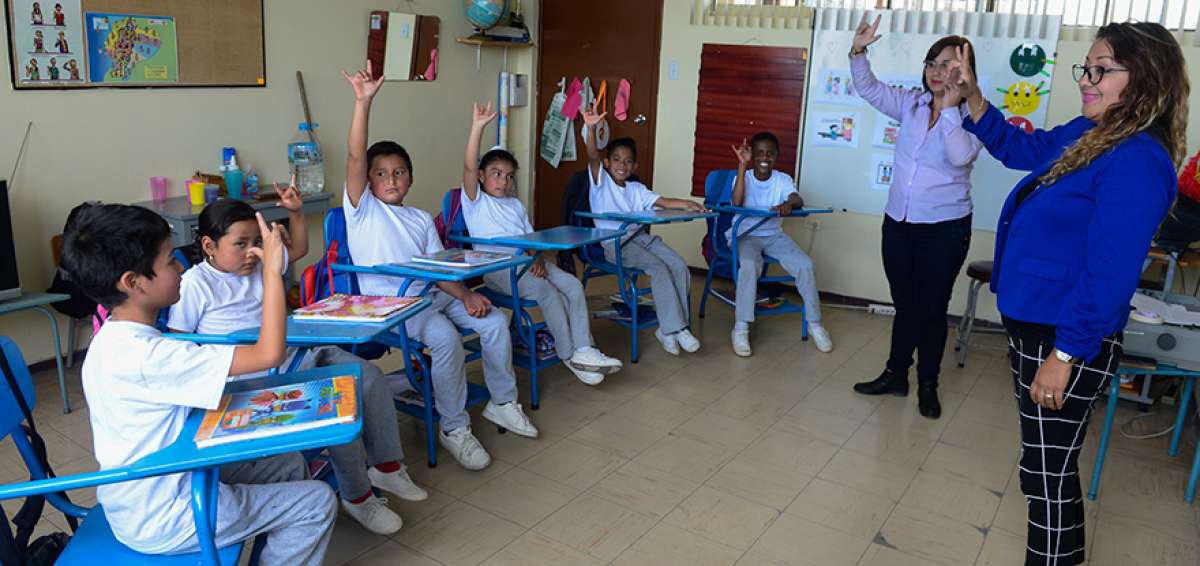 Los estudiantes de cuarto de b&aacute;sica del INAL con su maestra Nathaly Villota y la rectora Silvana Moreno. 