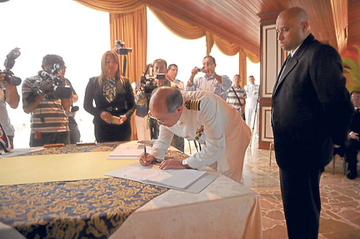 En la base naval sur, en Guayaquil, los ministros de Estado presentaron la carta t&eacute;cnica elaborada por funcionarios de Ecuador y Costa Rica. Foto: William Orellana.