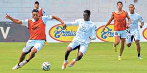 El delantero Luis Congo (i), de Liga-Q, conduce el bal&oacute;n durante la pr&aacute;ctica de ayer en Pomasqui. Foto: Miguel Jim&eacute;nez / El Tel&eacute;grafo