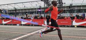 El keniano Eliud Kipchoge cruza la meta en el circuito de Monza, tras quedar muy cerca de imponer un tiempo por debajo de las dos horas en marat&oacute;n.