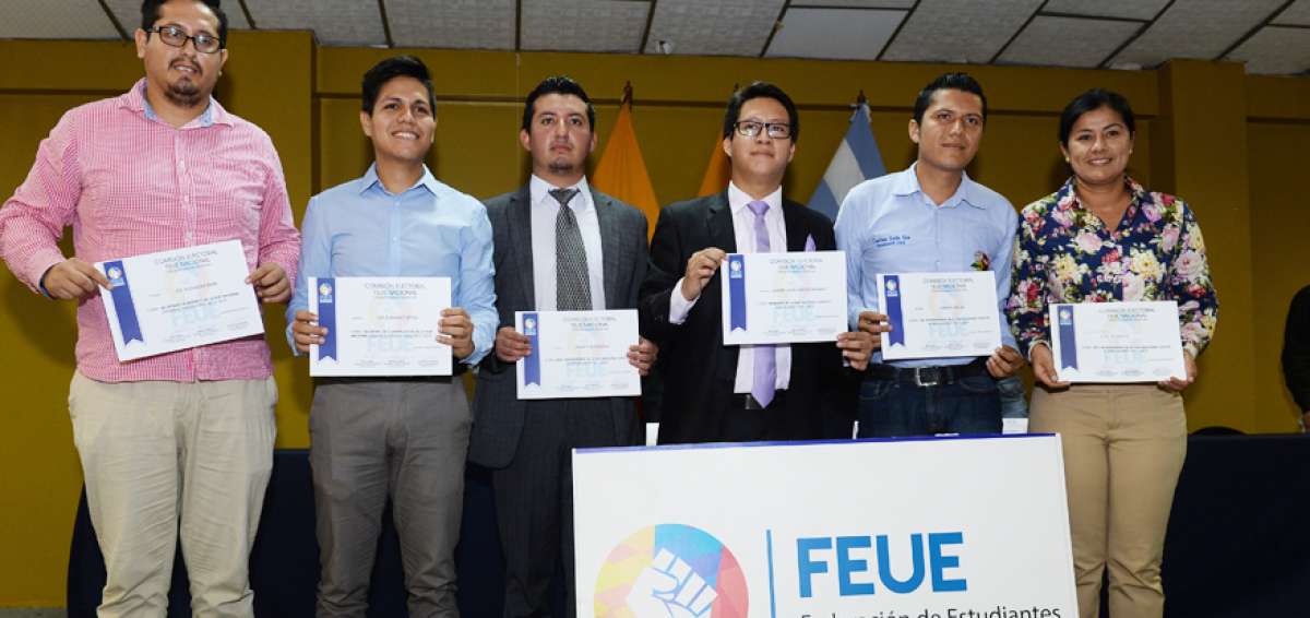 Andr&eacute;s Santos (corbata lila) recibi&oacute; un certificado por su cargo de presidente de la FEUE. El documento tambi&eacute;n fue entregado a vicepresidentes y secretarios.  