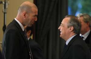 Zidane (i) durante una cena con el presidente del Madrid, Florentino P&eacute;rez.