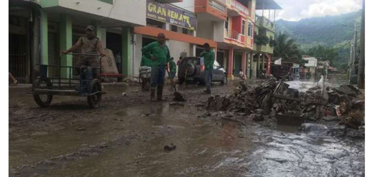 Trabajadores municipales limpiaban esta ma&ntilde;ana el lodo en las calles; esta noche se volvieron a inundar.