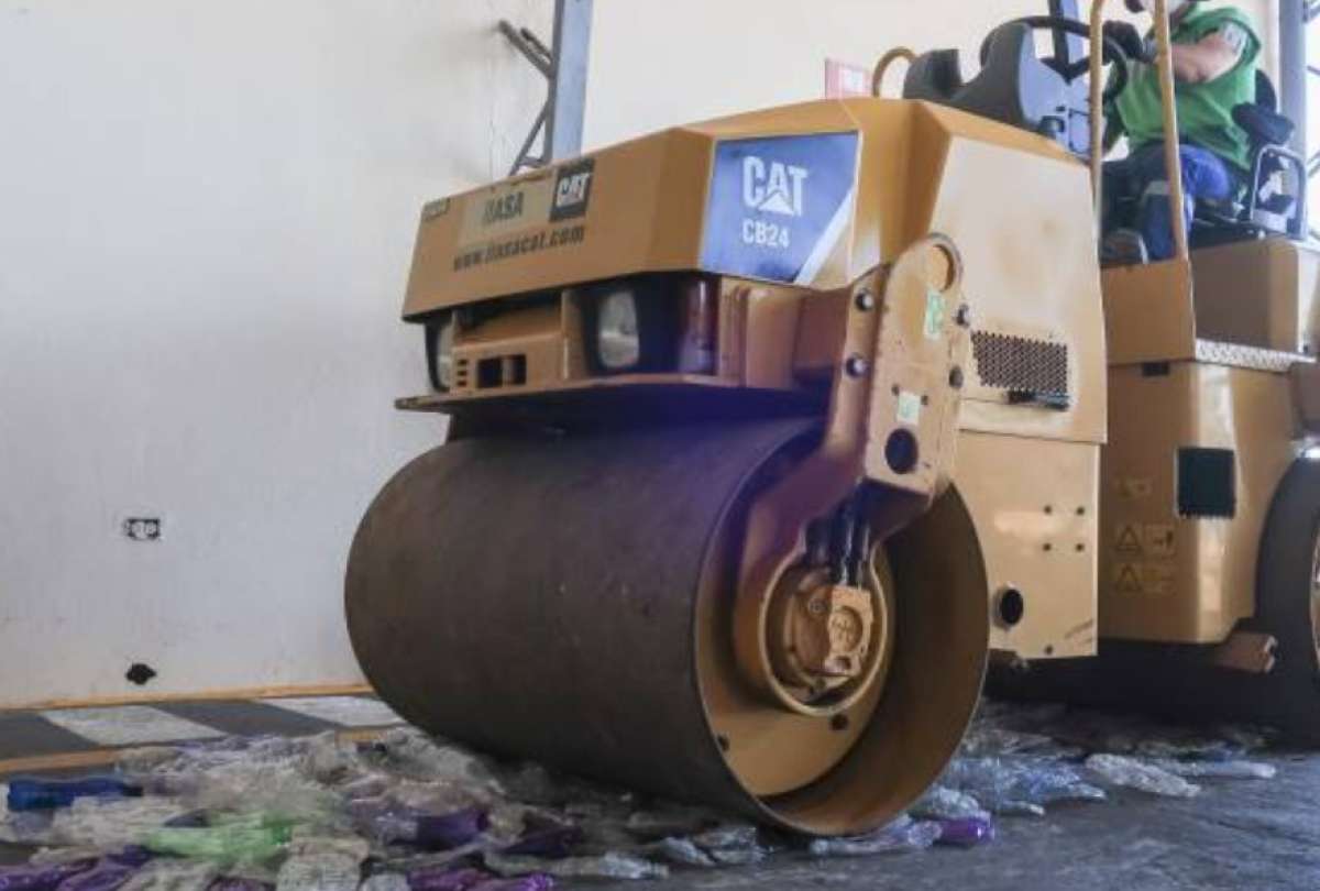 Las botellas plásticas son aplanadas y posteriormente convertidas en ropa.