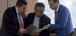 El asamble&iacute;sta Yofre P. (centro) junto con sus abogados defensores durante una de sus comparecencias a la audiencia de juicio en su contra.