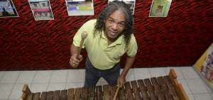 En la sede de la fundaci&oacute;n Sra. Cleotilde Guerrero, en la Cooperativa Andr&eacute;s Qui&ntilde;&oacute;nez 1, Jimmy Simisterra, ense&ntilde;a la ejecuci&oacute;n de instrumentos ancestrales. 