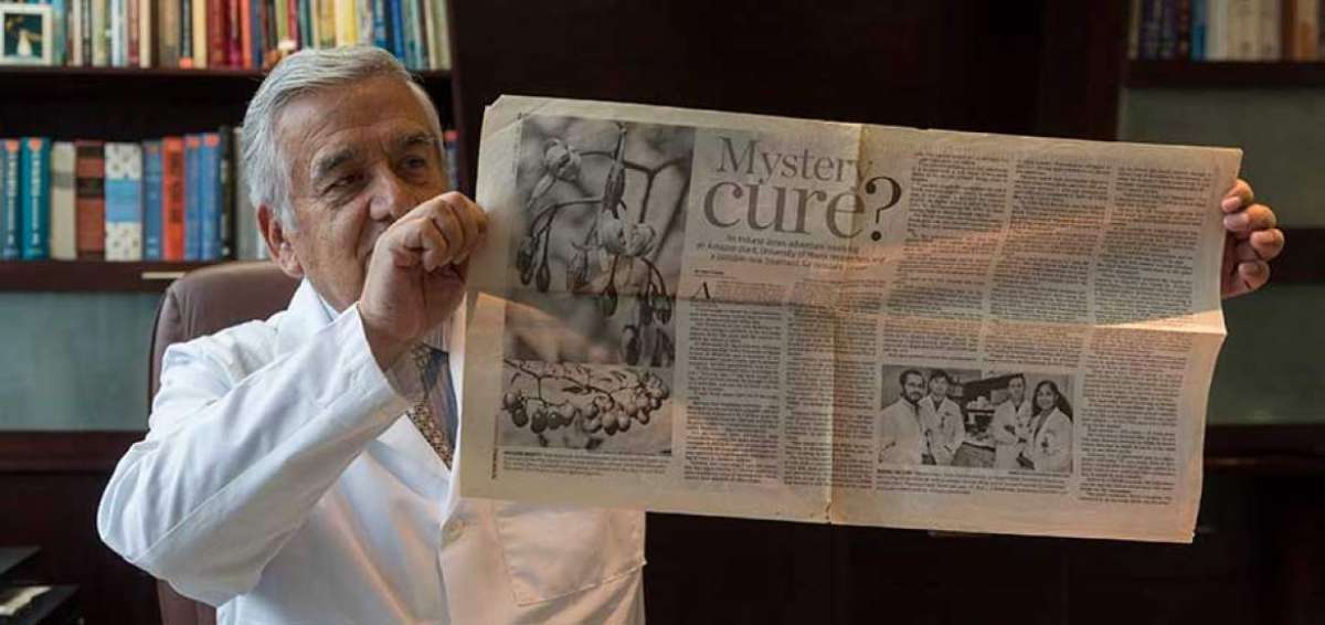 El m&eacute;dico ecuatoriano, Edwin Cevallos, de 75 a&ntilde;os, muestra un art&iacute;culo publicado en el Miami Herald sobre las cualidades curativas del Birm.   