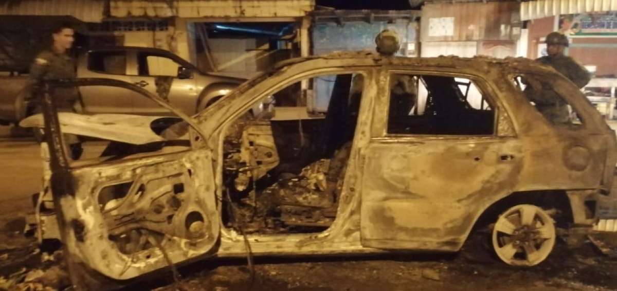 En Esmeraldas, libadores agreden a polic&iacute;as y queman patrullero