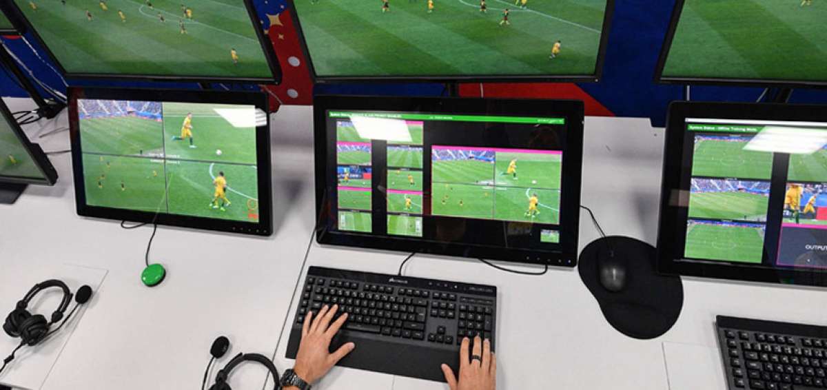 El VAR permite rectificar a trav&eacute;s de im&aacute;genes de televisi&oacute;n los eventuales errores que los &aacute;rbitros cometen durante los partidos de f&uacute;tbol.
