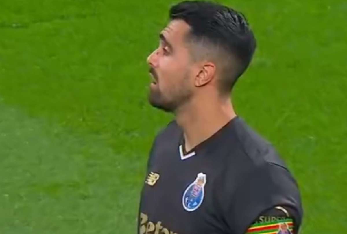 Un blooper incre&iacute;ble de Martim Fernandes le da el empate al Nottingham Forest