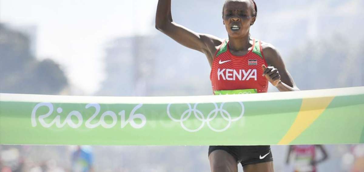 Sumgong, de 31 a&ntilde;os, ganadora del marat&oacute;n de Londres, atac&oacute; poco antes  del kil&oacute;metro 40 para despegarse  de sus perseguidoras.     