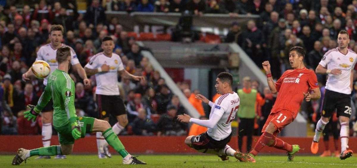 Liverpool deja al Manchester United contra las cuerdas