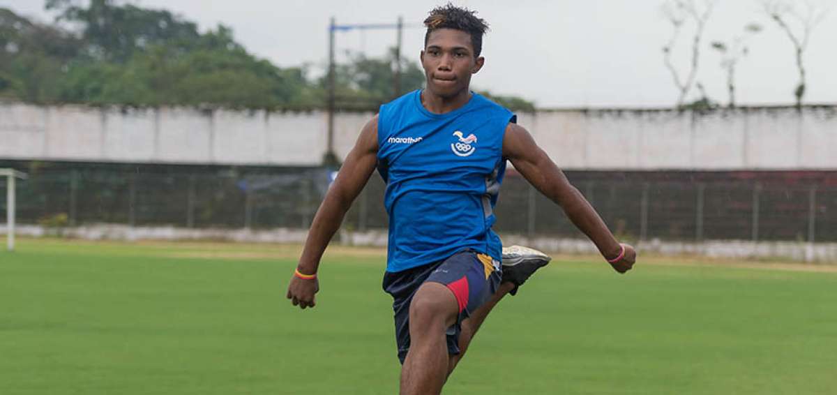 Frixon David Chila Ayov&iacute; se entrena en el estadio Ts&aacute;chila. En agosto pr&oacute;ximo cumplir&aacute; la mayor&iacute;a de edad. 
