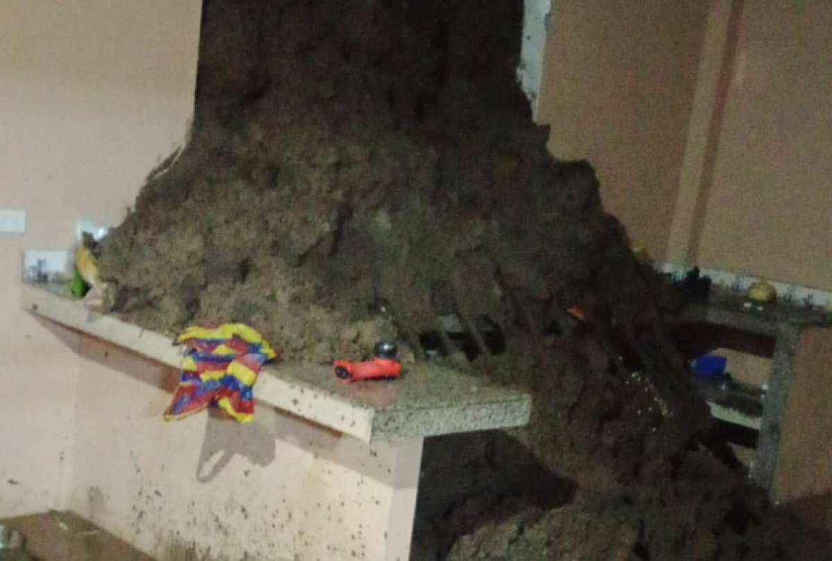 Un aluvi&oacute;n en Ca&ntilde;ar provoc&oacute; el colapso de una vivienda. No hay heridos.