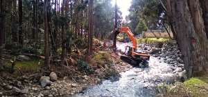 La Municipalidad de Cuenca desarrolla trabajos de encauzamiento en el r&iacute;o Yanuncay, porque este sector se inunda con la crecida.