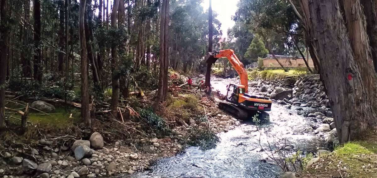 La Municipalidad de Cuenca desarrolla trabajos de encauzamiento en el r&iacute;o Yanuncay, porque este sector se inunda con la crecida.