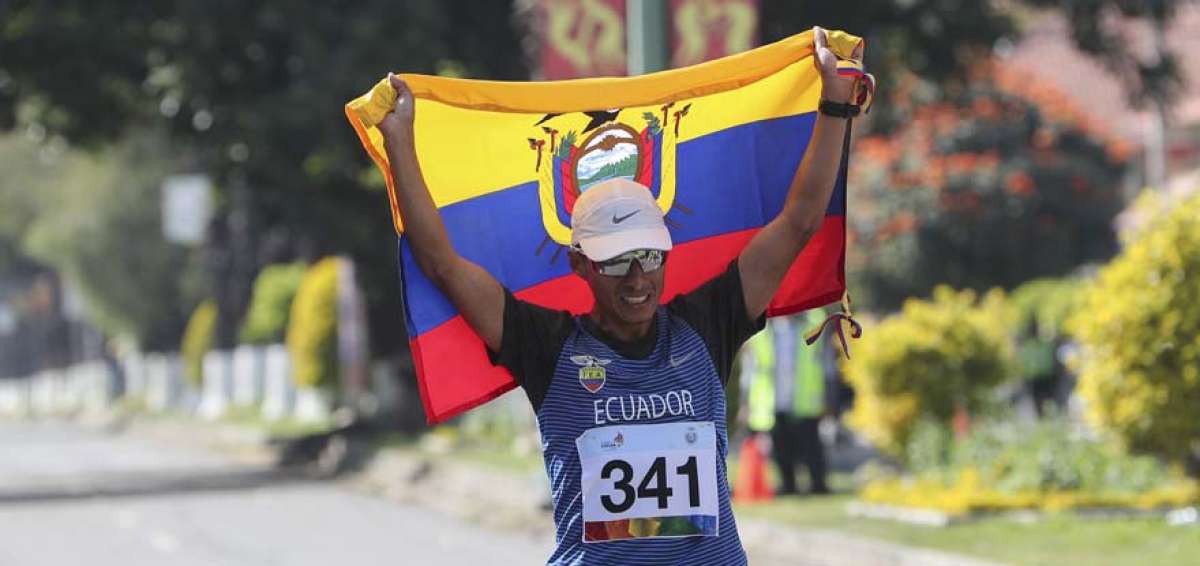 El marchista cuencano Andr&eacute;s Chocho celebra, con la bandera de Ecuador, su triunfo en los 50 km. marcha en los Juegos Suramericanos de Cochabamba.