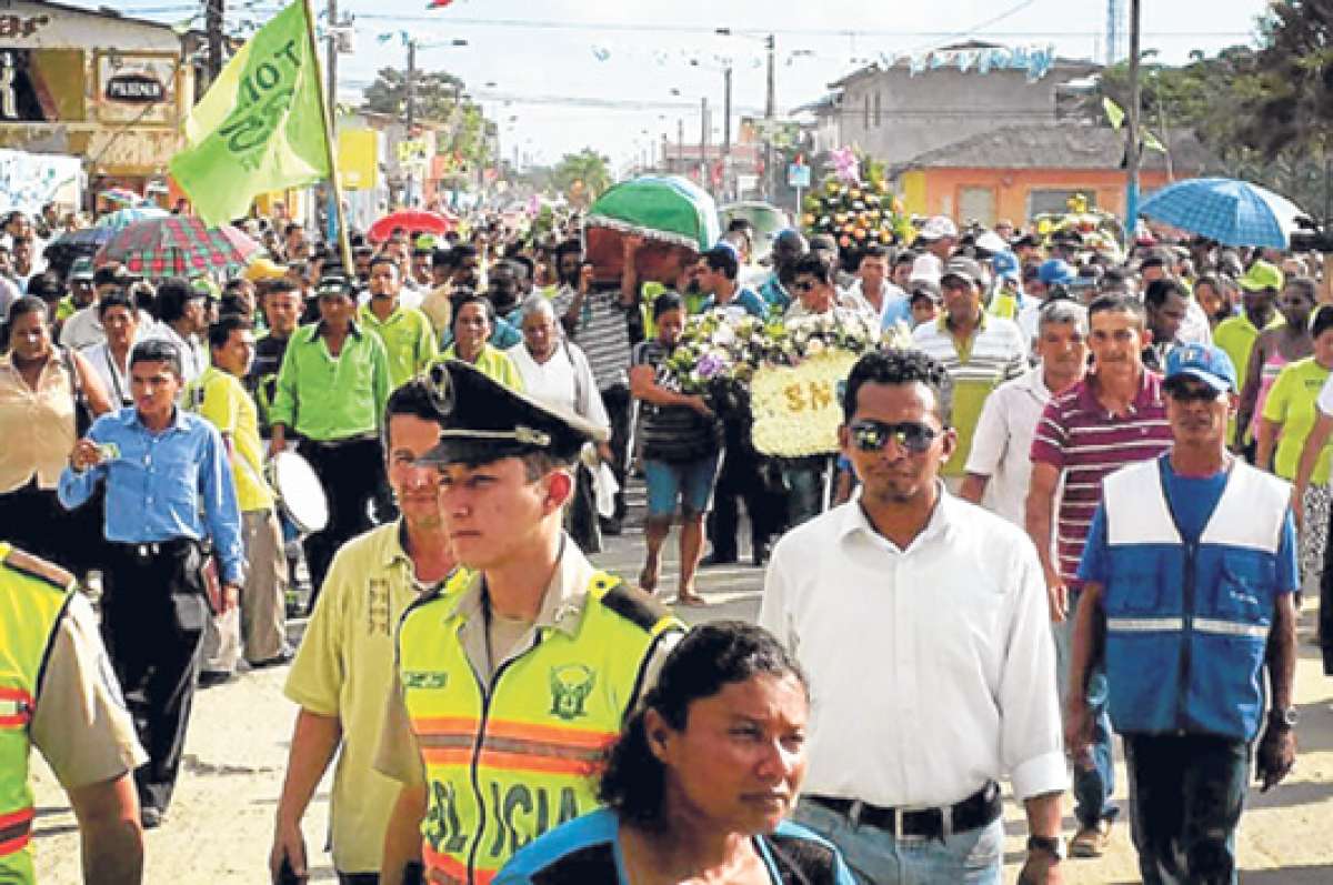 Los restos fueron velados en el coliseo de deportes Olmedo Perdomo Franco, en Muisne y por la tarde fueron llevados a Manab&iacute;. Foto: Cortes&iacute;a del Ministerio del Interior.