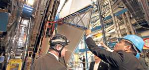 Durante la visita a Ginebra, el presidente Correa visit&oacute; el acelerador de part&iacute;culas del CERN. Estuvo acompa&ntilde;ado del exvicepresidente Lenin Moreno. Foto: Cortes&iacute;a / Presidencia de la Rep&uacute;blica.