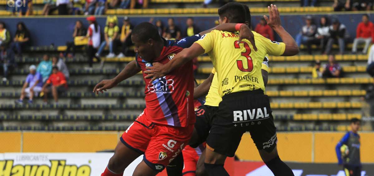 Daniel Angulo (i) de El Nacional lucha por eludir la marca del barcelonista Xavier Arreaga, el domingo en Quito.  