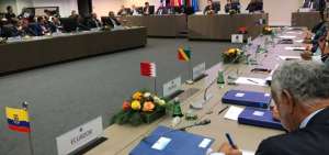 La reuni&oacute;n hoy entre 15 pa&iacute;ses de la OPEP y 9 no miembros de la OPEP estuvo precedida por seis horas de sesi&oacute;n de la 175 conferencia ministerial.