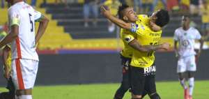 Jonathan &Aacute;lvez y Mat&iacute;as Oyola se abrazan tras la apertura del marcador ante Mushuc Runa.