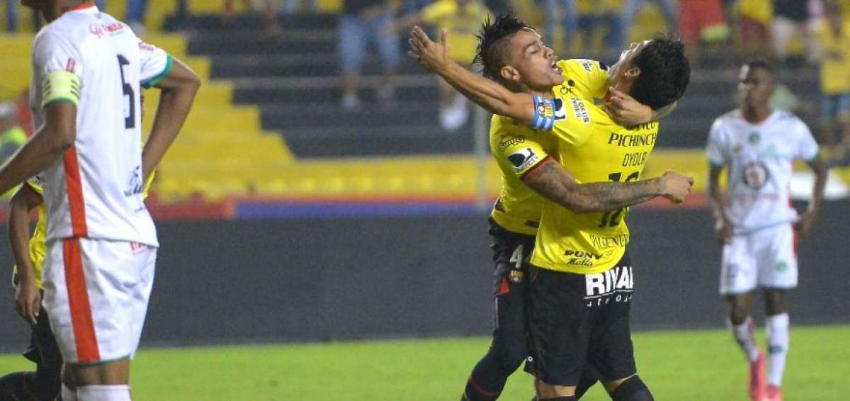 Jonathan &Aacute;lvez y Mat&iacute;as Oyola se abrazan tras la apertura del marcador ante Mushuc Runa.